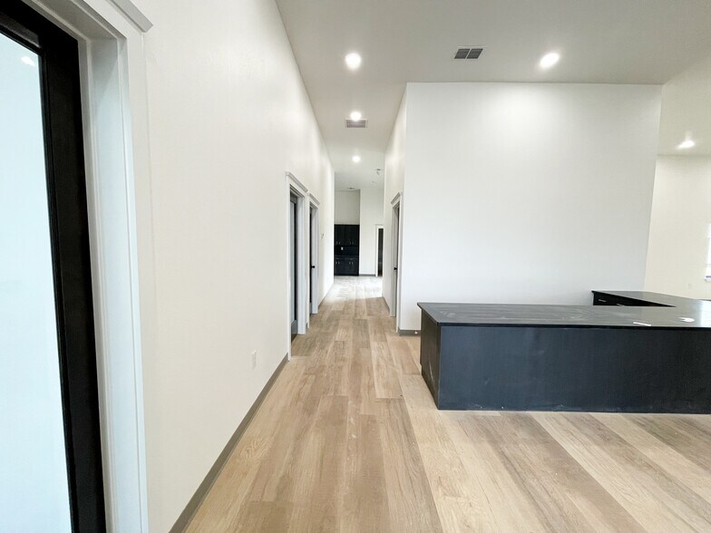 More Photos Of 6905 Alcove Ave, Lubbock Office For Sale