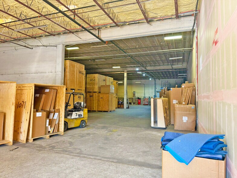 More Photos Of 2075 47th St, Sarasota Warehouse For Lease