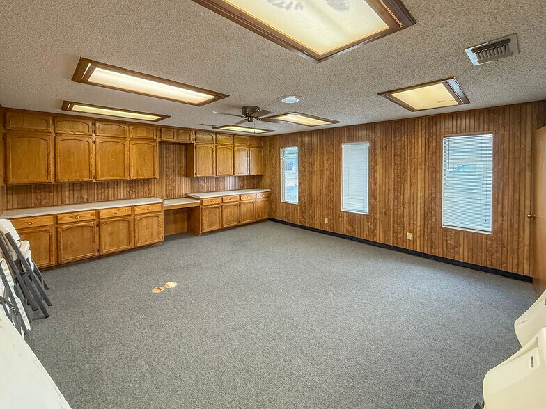 More Photos Of 103 NE Avenue L, Andrews Office For Sale