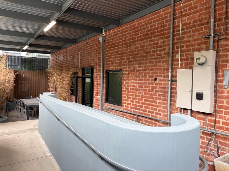 More Photos Of 2558 Overland Ave, Los Angeles Office For Lease