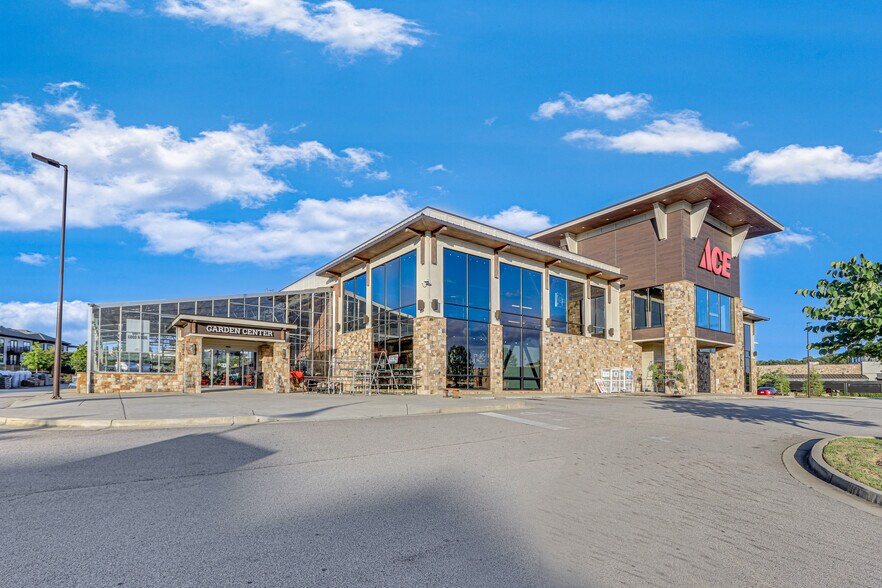 More Photos Of 1963 Jesse Jewell Pkwy NE, Gainesville Freestanding For Sale