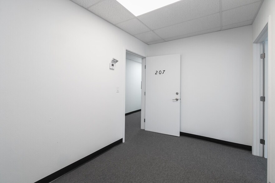 More Photos Of 1021 E Walnut St, Pasadena Medical For Lease