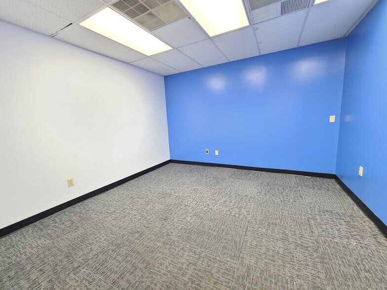 More Photos Of 7007 Trafalgar St, Fort Wayne Light Manufacturing For Lease