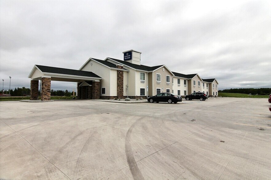 More Photos Of 2304 Sahlstrom Dr, Crookston Hotel For Sale