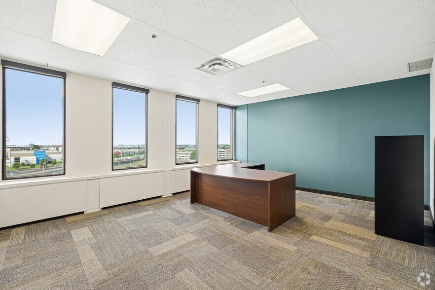 More Photos Of 100 Boul Alexis-Nihon, Montréal Office For Lease