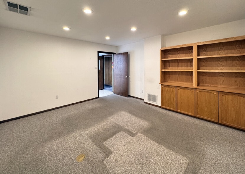 More Photos Of 9600 Bell Ave, Albuquerque Office For Sale