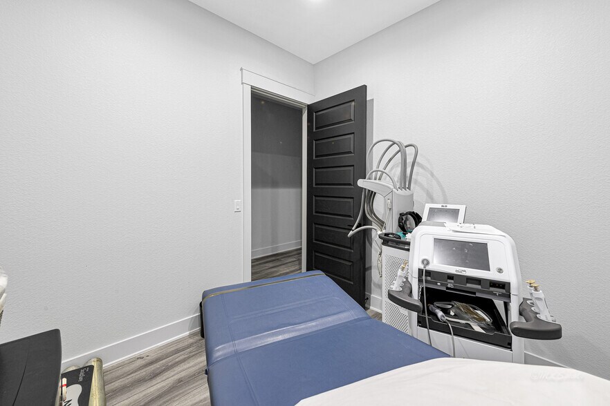 More Photos Of 225 Bella Katy Dr, Katy Medical For Sale