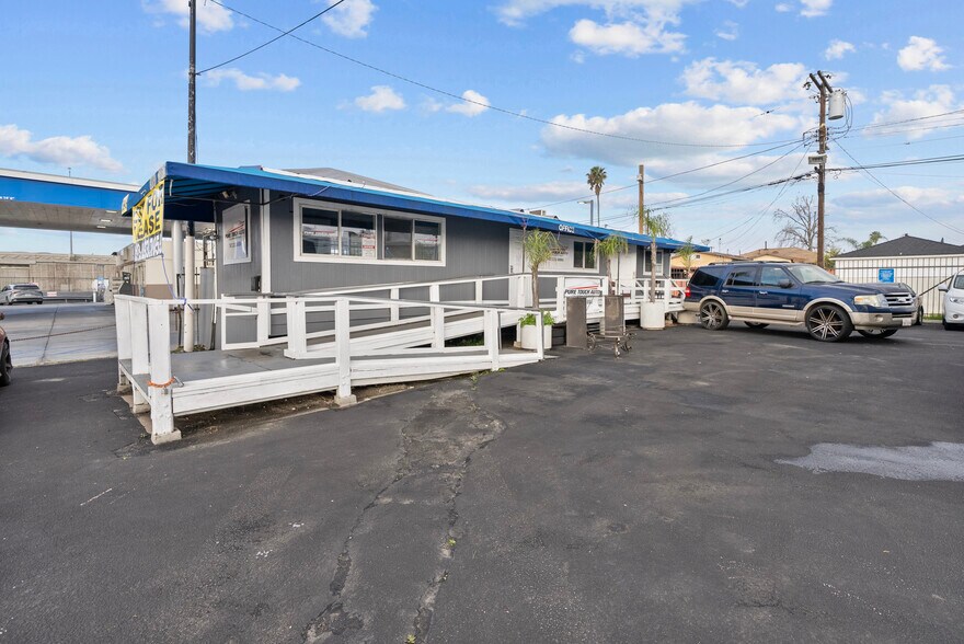More Photos Of 13243 Osborne St, Arleta Auto Dealership For Lease