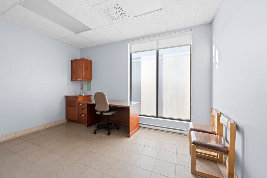 More Photos Of 84 Rue Court, Granby Medical For Sale