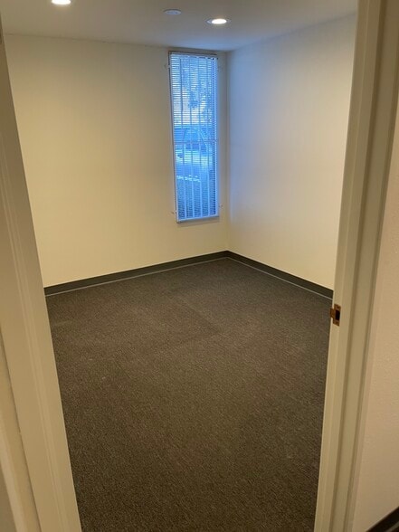 More Photos Of 8585-8589 Canoga Ave, Canoga Park Service For Lease
