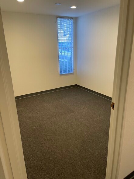 More Photos Of 8589 Canoga Ave, Canoga Park Manufacturing For Lease