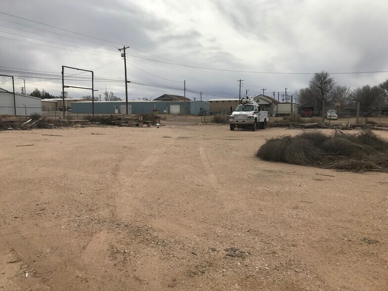 More Photos Of 103 W Gulf St, Sundown Warehouse For Sale