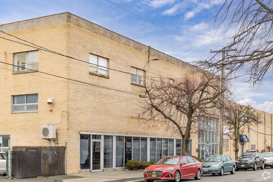 Primary Photo Of 600 Bayview Ave, Inwood Warehouse For Lease