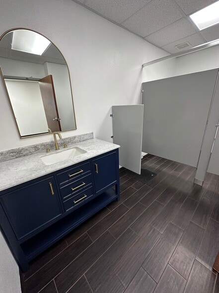 More Photos Of 1119 Fresno St, San Antonio Light Manufacturing For Sale