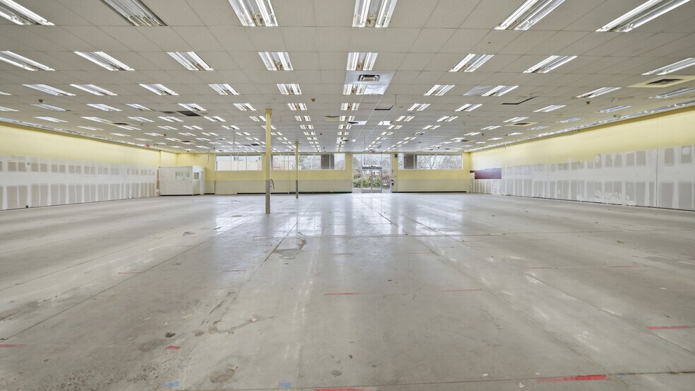 More Photos Of 1968 Veterans Memorial Hwy, Islandia Freestanding For Lease