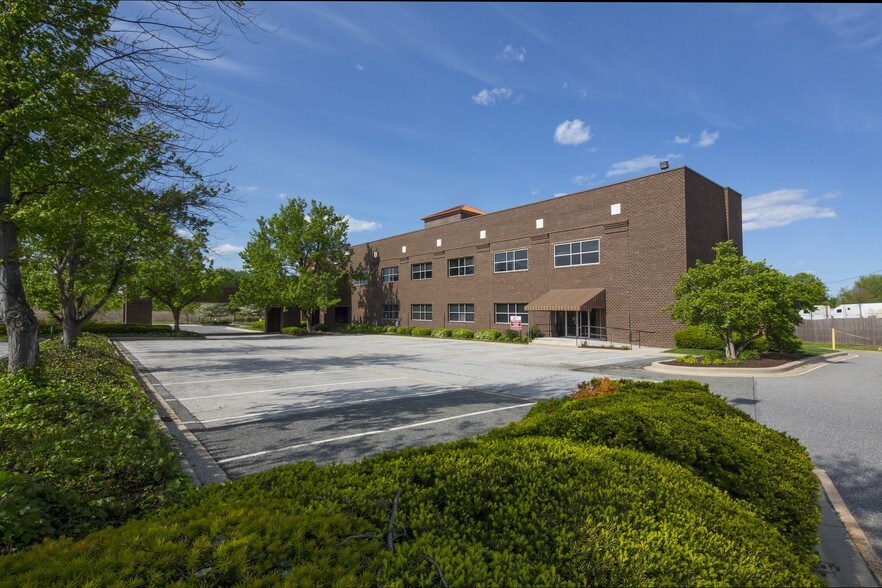 More Photos Of 910 W Basin Rd, New Castle Unknown For Lease