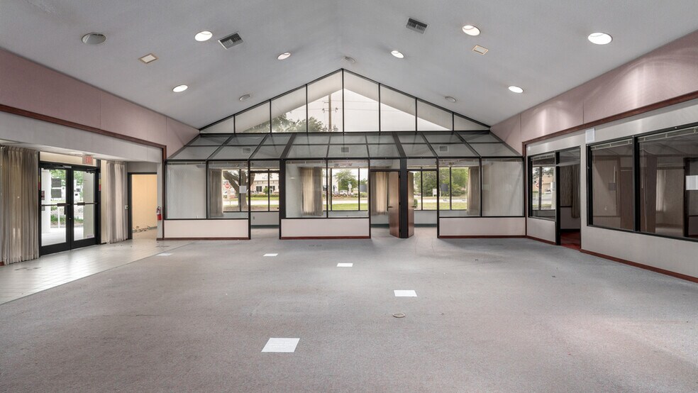 More Photos Of 201 S Nova Rd, Ormond Beach Bank For Lease