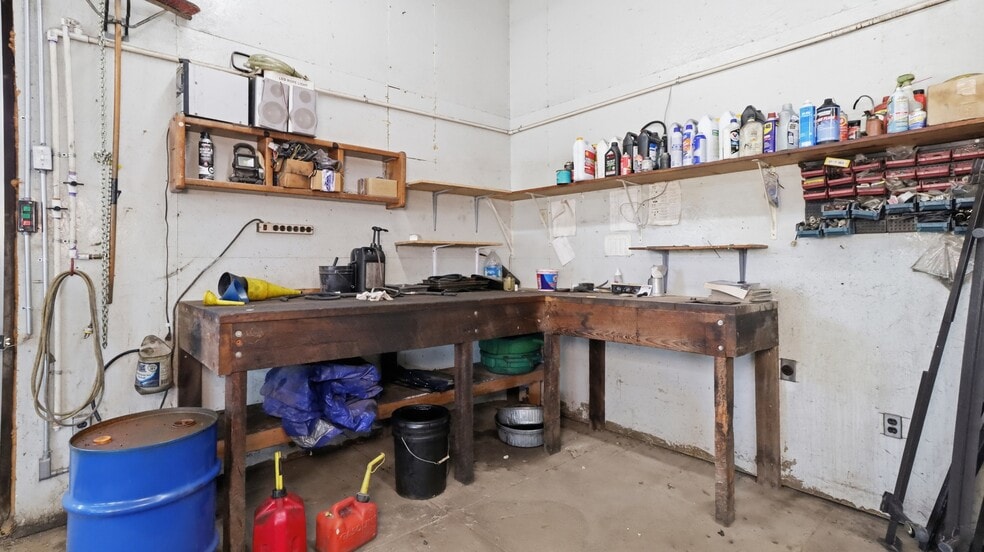 More Photos Of 301 N Elm St, Mountain View Auto Salvage Facility For Sale