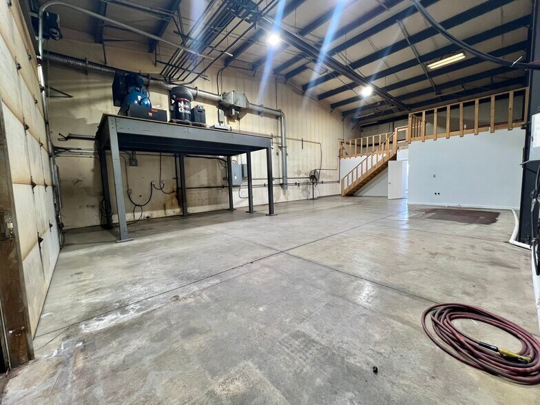 More Photos Of 33549 E Royalton Rd, Columbia Station Light Manufacturing For Sale