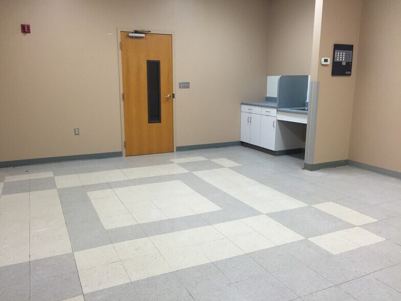 More Photos Of 1701 E State Highway 97, Jourdanton Flex For Lease