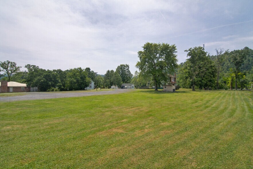 More Photos Of 101 Davis st, Alderson Freestanding For Sale