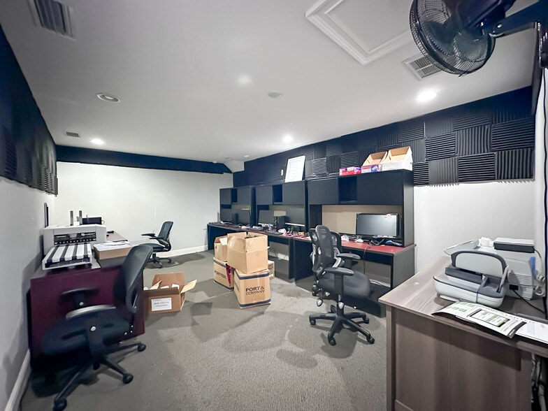 More Photos Of 180 Fitzgerald Rd, Lakeland Office For Sale