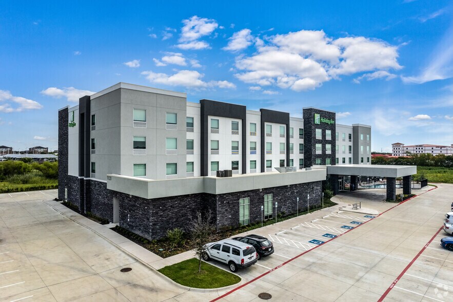 More Photos Of 11120 Moriah Dr, Fort Worth Hotel For Lease