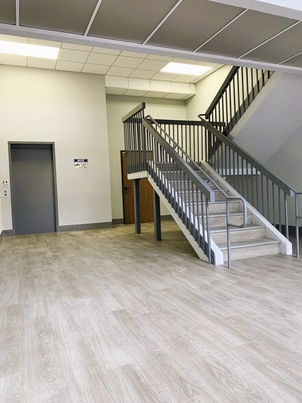 More Photos Of 20812 Ventura Blvd, Woodland Hills Storefront For Lease