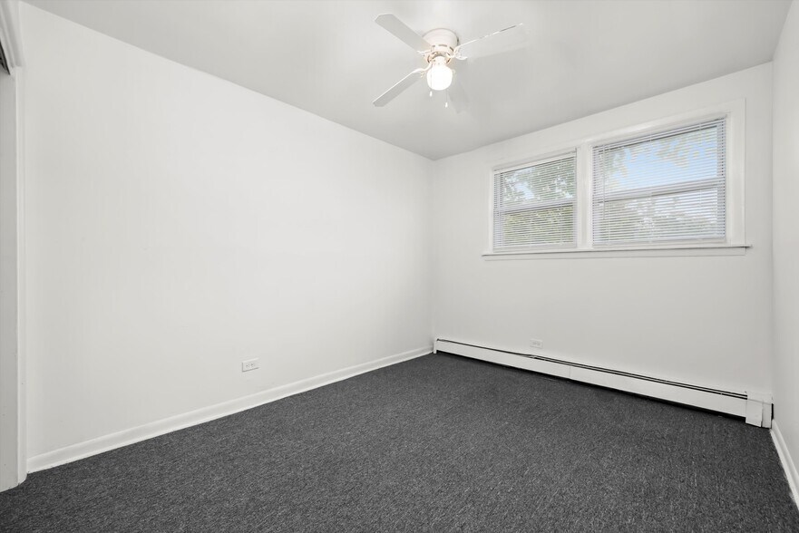 More Photos Of 1049 W Vermont Ave, Calumet Park Apartments For Sale