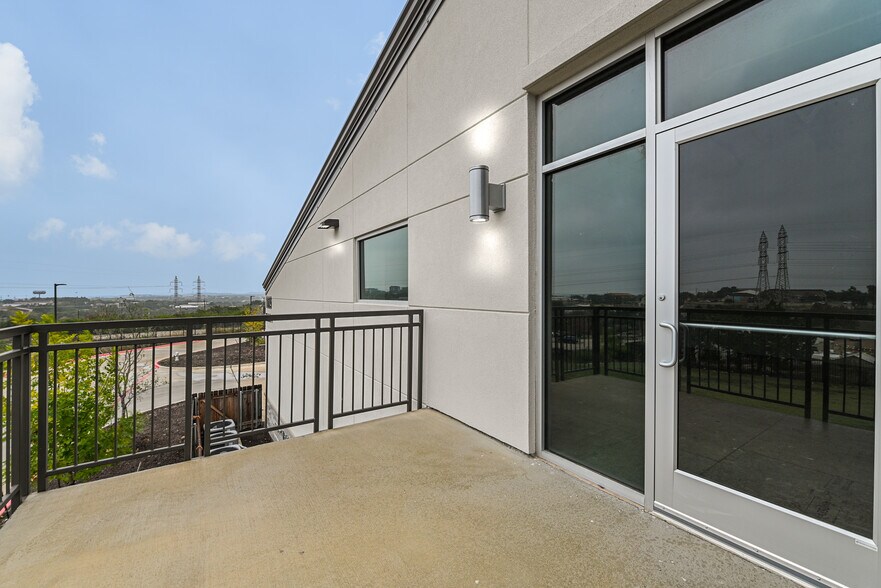 More Photos Of 1009 N Ranch 620 Rd, Lakeway Warehouse For Sale