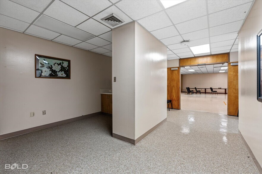 More Photos Of 523 Oxford Rd, Mansfield Office For Sale