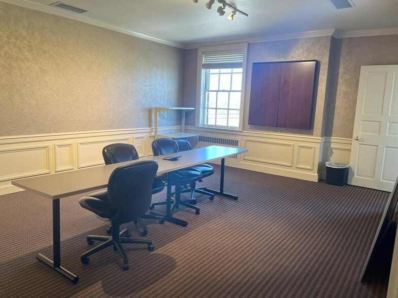 More Photos Of 601 Oregon St, Oshkosh Office For Lease