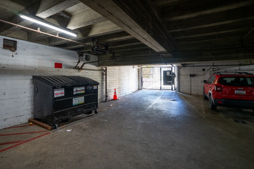 More Photos Of 720 S Plymouth Blvd, Los Angeles Apartments For Sale