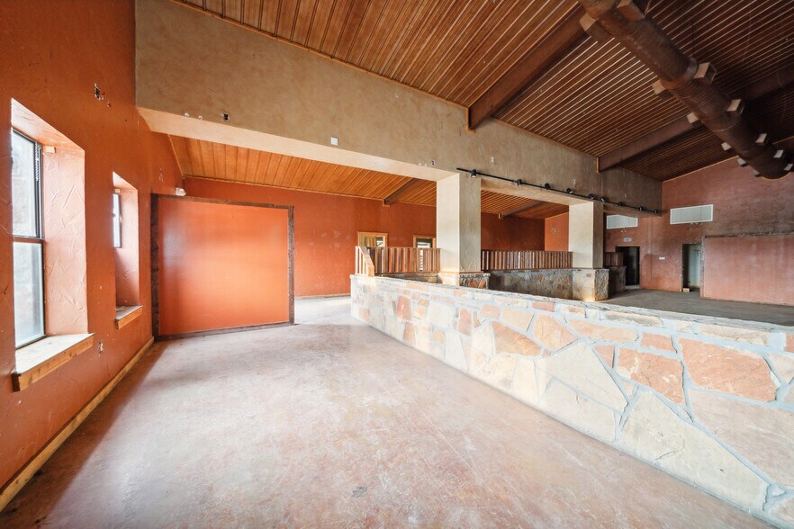 More Photos Of 410 S Interstate 35, Pearsall Storefront Retail Office For Lease