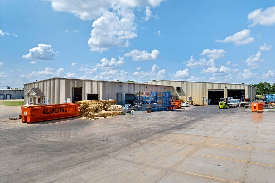 More Photos Of 1800 SE 9th St, Newton Manufacturing For Sale