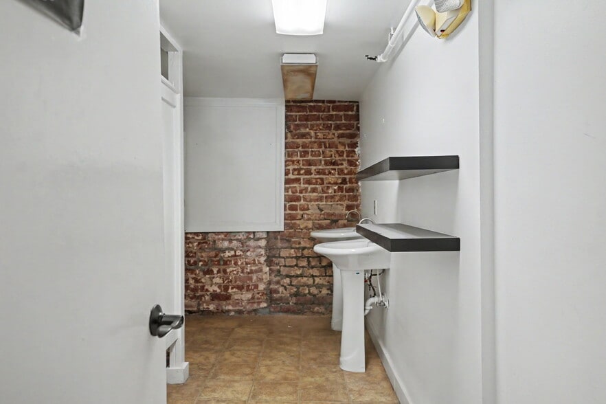 More Photos Of 318 W Broughton St, Savannah Storefront Retail Residential For Lease