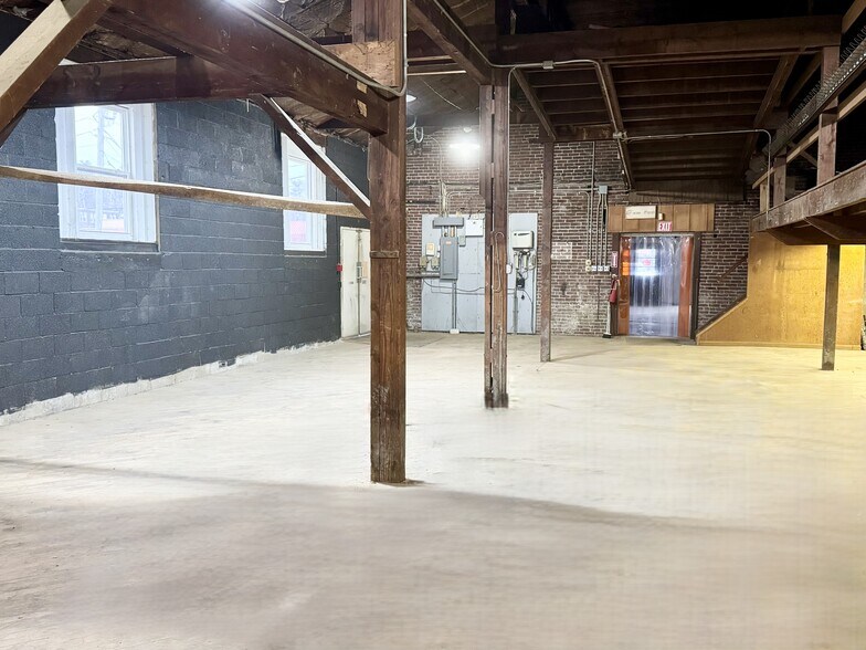 More Photos Of 16 E Bridge St, Spring City Warehouse For Lease