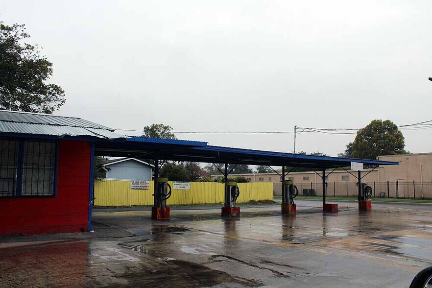 More Photos Of 2203 W Commerce St, San Antonio Specialty For Sale