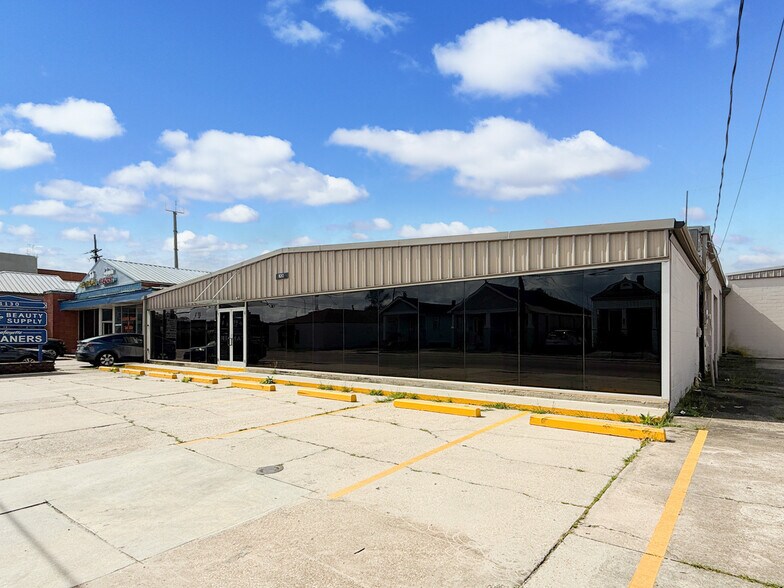 More Photos Of 1120 Lafayette St, Gretna Showroom For Lease