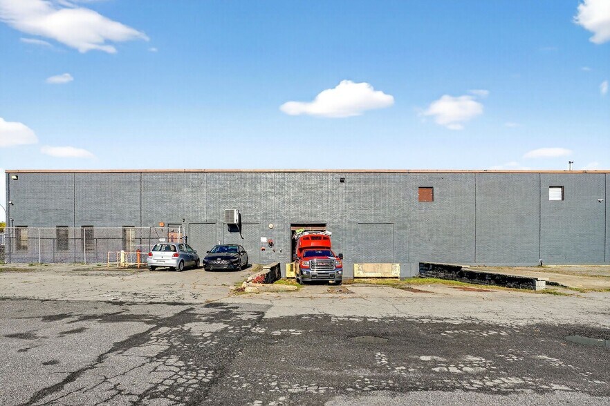 More Photos Of 3435 Boul Pitfield, Montréal Distribution For Lease