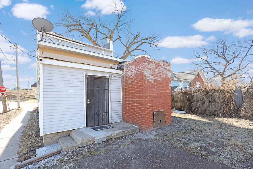 More Photos Of 1850 Easton Blvd, Des Moines Storefront Retail Residential For Sale