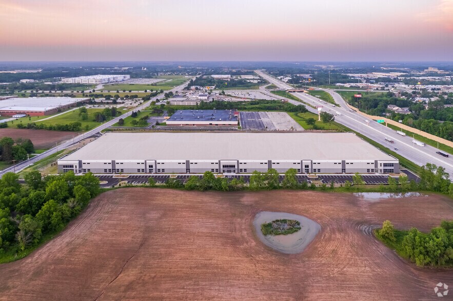 More Photos Of 9141 S 13th St, Oak Creek Warehouse For Lease