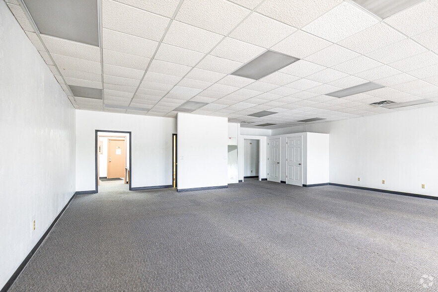 More Photos Of 10040-10046 N Port Washington Rd, Mequon Storefront Retail Office For Lease