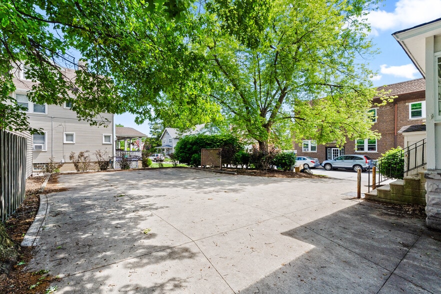 More Photos Of 15522 Madison Ave, Lakewood General Retail For Sale