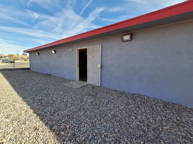 More Photos Of 2715 Highway 95, Bullhead City Self Storage For Lease