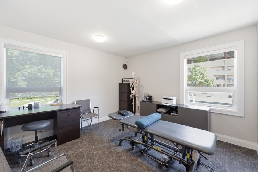 More Photos Of 60 King St W, Hamilton Office For Sale