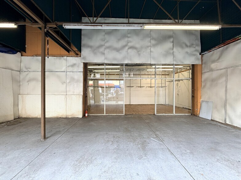 More Photos Of 1301-1309 S Los Angeles St, Los Angeles Storefront For Lease