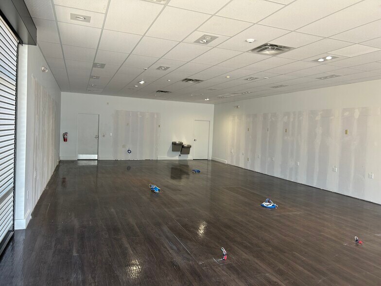 More Photos Of 1824 W Slaughter Ln, Austin Freestanding For Lease