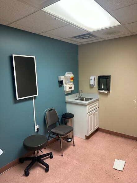 More Photos Of 8392 Holly Rd, Grand Blanc Office For Sale