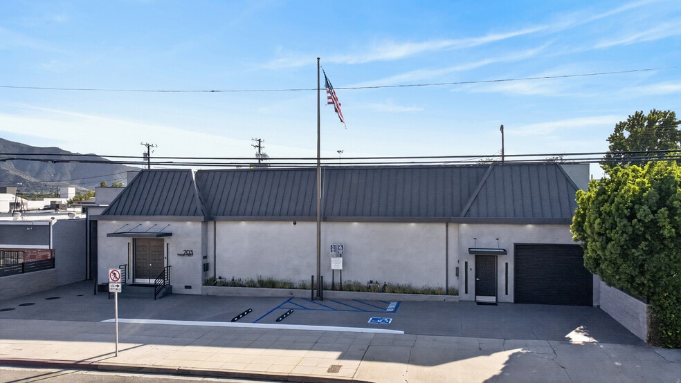 More Photos Of 703 S Main St, Burbank Showroom For Sale